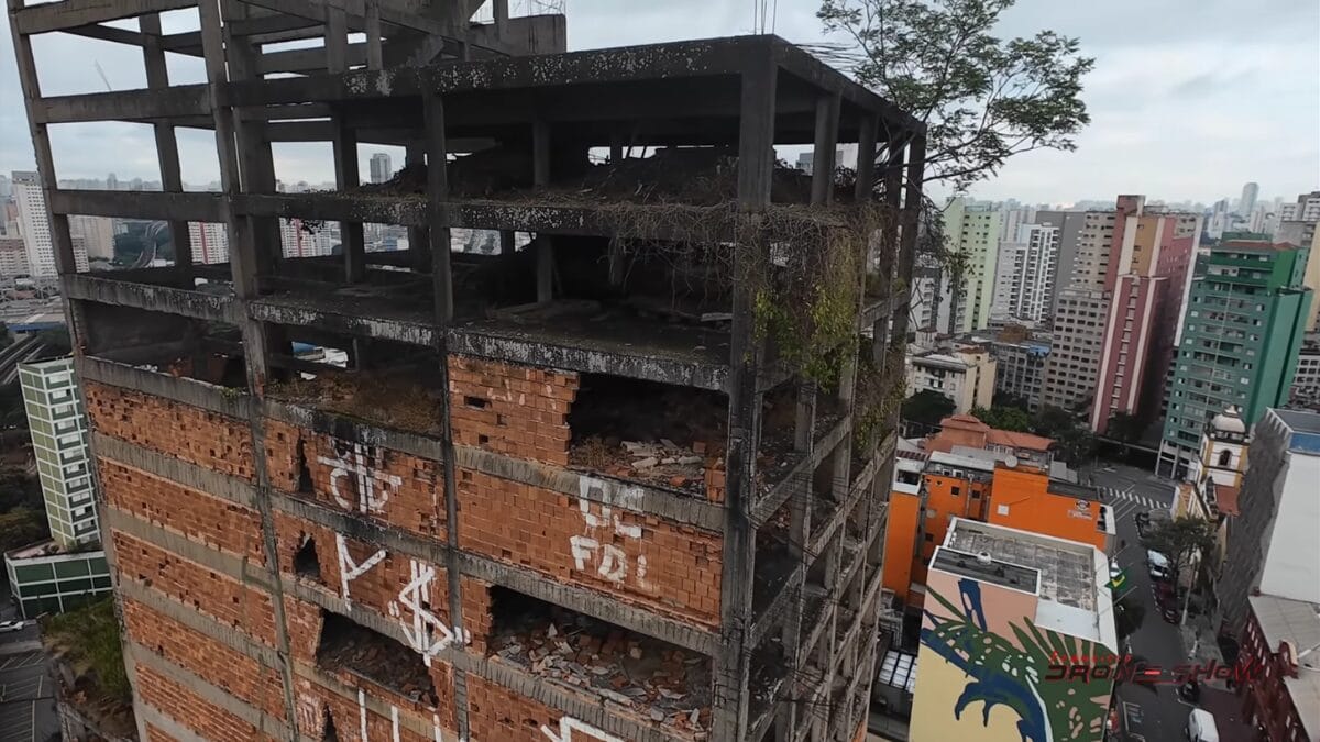 Governo inicia demoli&ccedil;&atilde;o do edif&iacute;cio caveir&atilde;o abandonado desde 1964 em SP