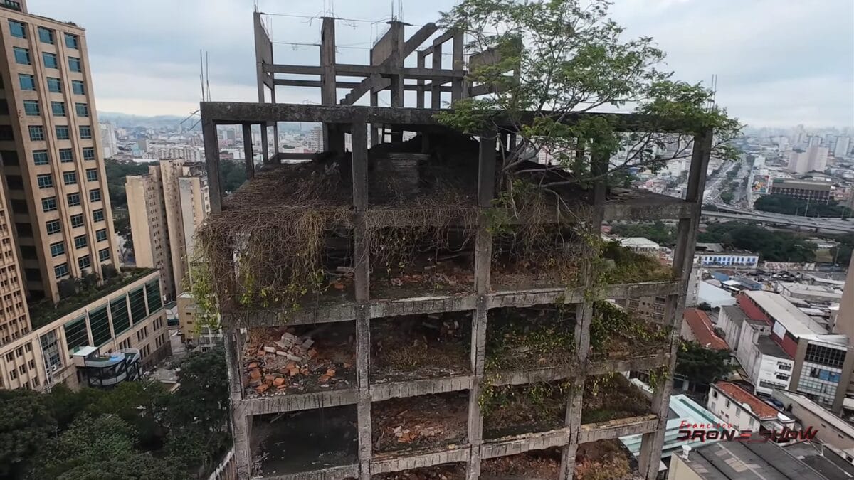 Pr&eacute;dio de 25 andares abandonado no centro de S&atilde;o Paulo