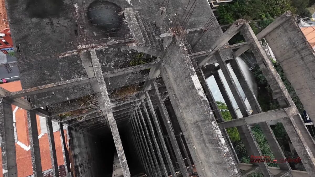 Pr&eacute;dio de 25 andares abandonado no centro de S&atilde;o Paulo