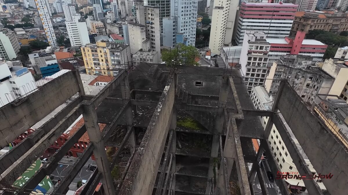 Governo inicia demoli&ccedil;&atilde;o do edif&iacute;cio caveir&atilde;o abandonado desde 1964 em SP