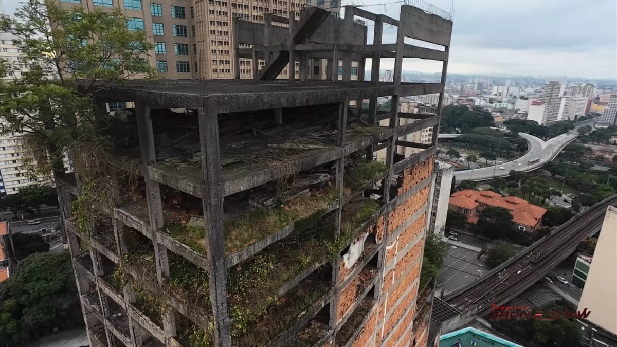 Pr&eacute;dio de 25 andares abandonado no centro de S&atilde;o Paulo