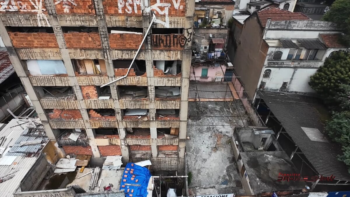Pr&eacute;dio de 25 andares abandonado no centro de S&atilde;o Paulo