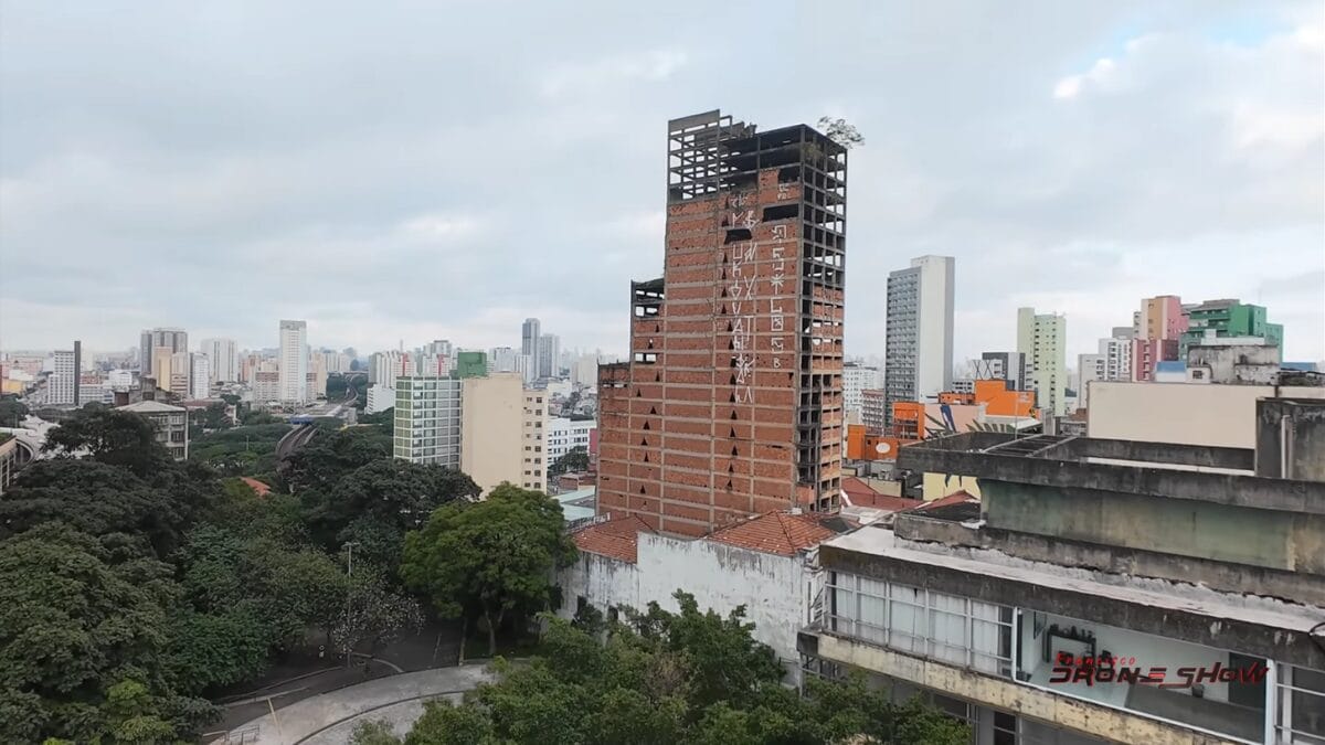 Pr&eacute;dio de 25 andares abandonado no centro de S&atilde;o Paulo