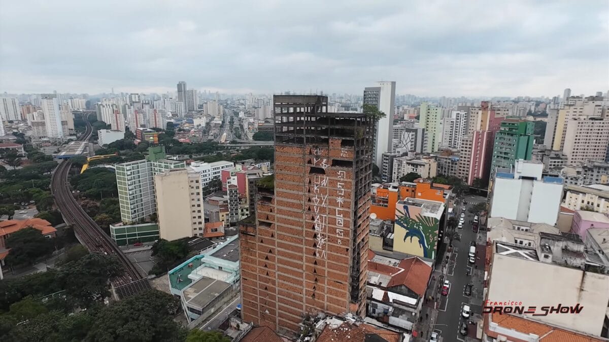 Governo inicia demoli&ccedil;&atilde;o do edif&iacute;cio caveir&atilde;o abandonado desde 1964 em SP