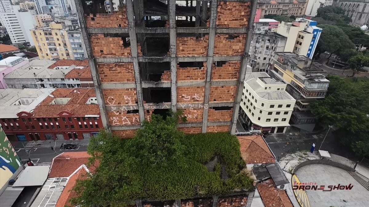 Pr&eacute;dio de 25 andares abandonado no centro de S&atilde;o Paulo