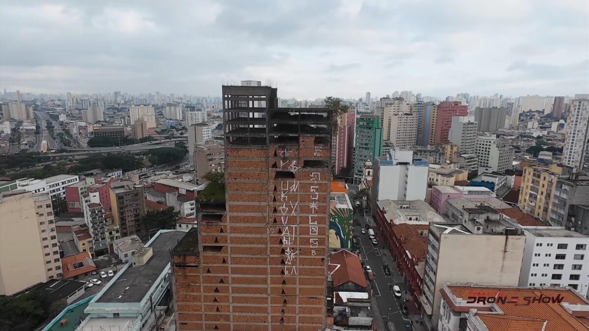 Governo inicia demoli&ccedil;&atilde;o do edif&iacute;cio caveir&atilde;o abandonado desde 1964 em SP