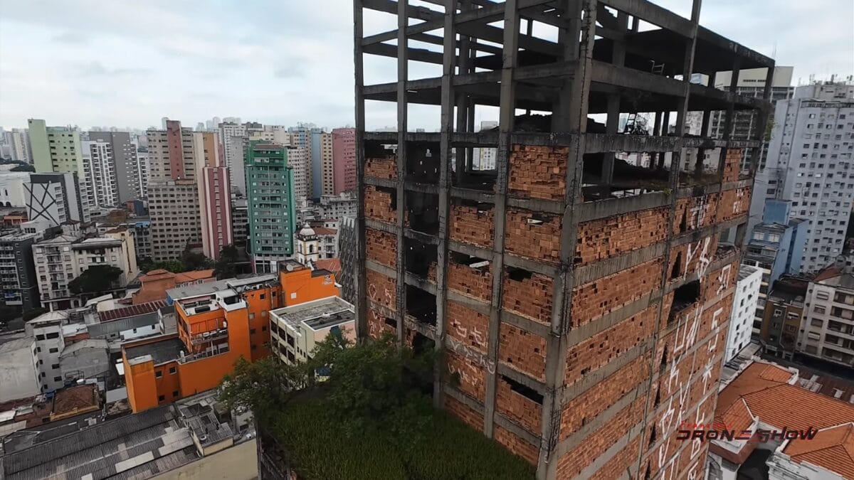 Pr&eacute;dio de 25 andares abandonado no centro de S&atilde;o Paulo