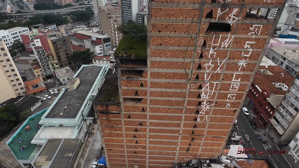 Governo inicia demoli&ccedil;&atilde;o do edif&iacute;cio caveir&atilde;o abandonado desde 1964 em SP