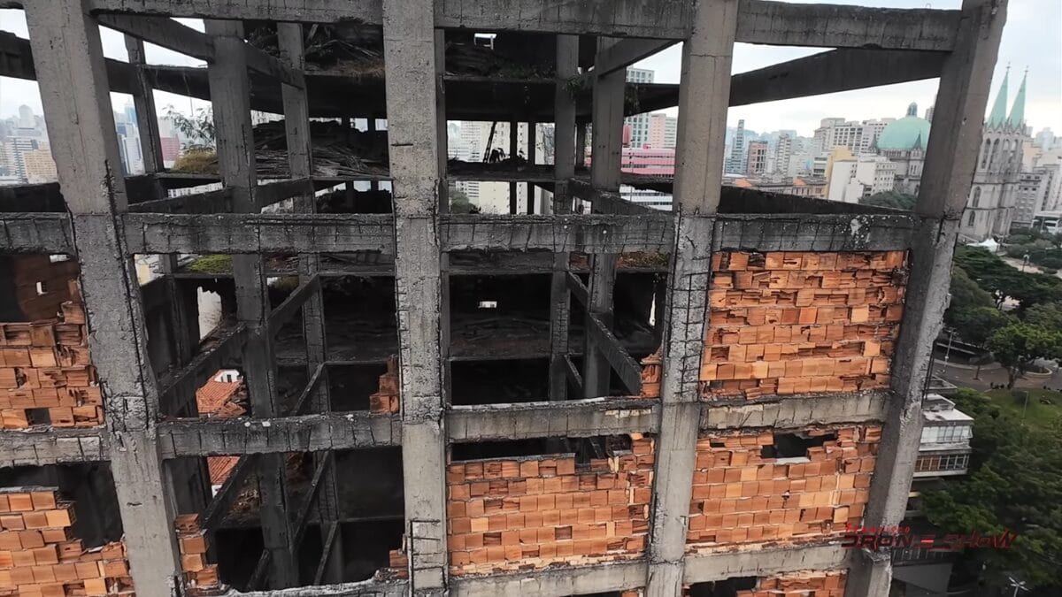 Pr&eacute;dio de 25 andares abandonado no centro de S&atilde;o Paulo