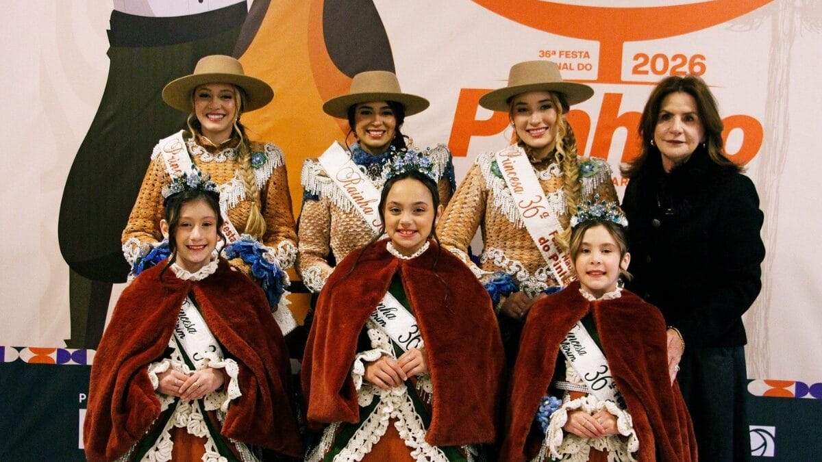 prefeita de Lages posa ao lado das realezas adulta e mirim da Festa do Pinhão