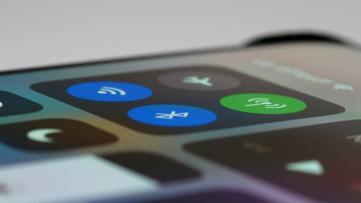 Um roteador Wi-Fi em destaque dentro de uma sala comum, cercado por m&oacute;veis e paredes que podem interferir no sinal (Foto: Pexels)