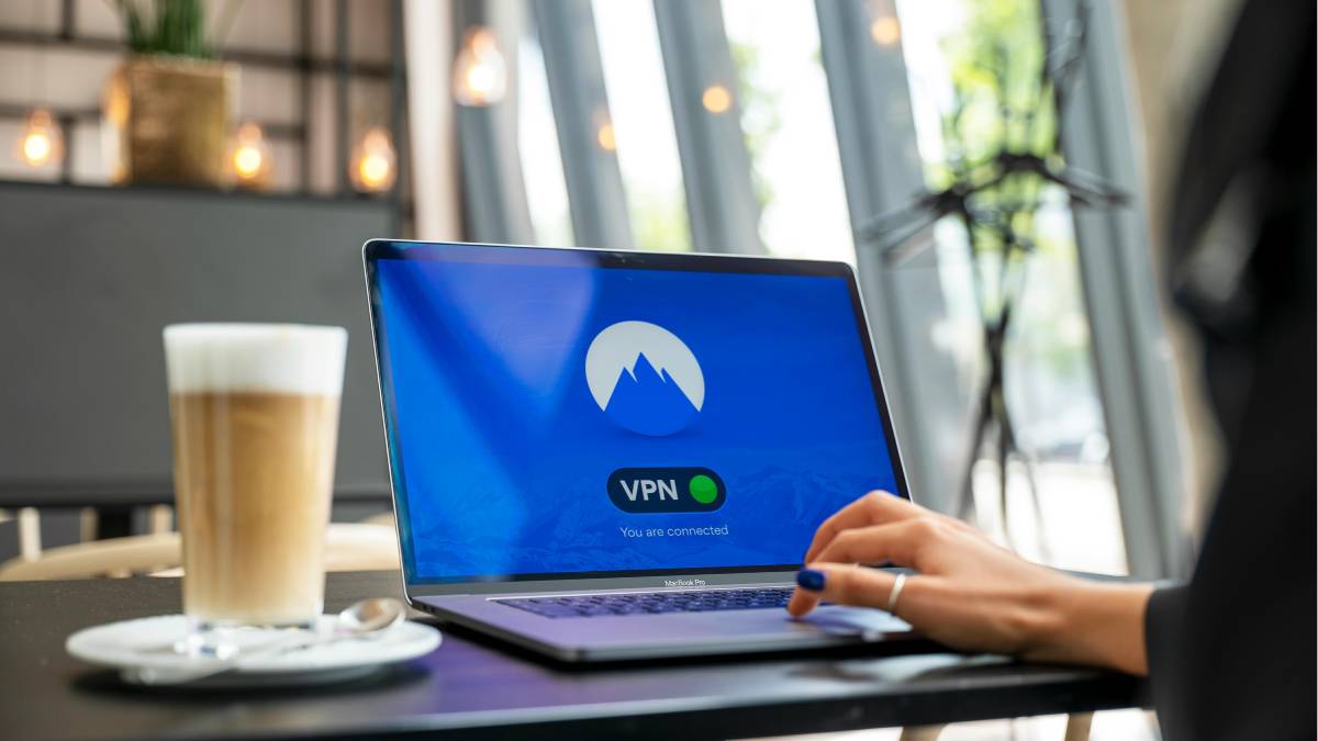Ilustra&ccedil;&atilde;o do sinal Wi-Fi se espalhando em v&aacute;rias dire&ccedil;&otilde;es antes da tentativa de &ldquo;direcionamento&rdquo; (Foto: Pexels)