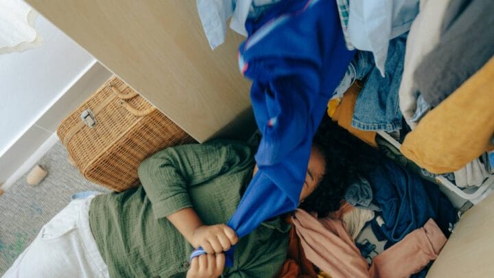 Além de ocupar menos espaço, o modelo compacto também ajuda a reduzir amassados e melhorar a visualização das roupas (Foto: Pexels)
