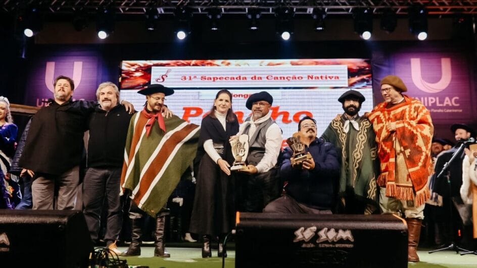 artistas nativistas recebendo premiação da sapecada da canção nativa