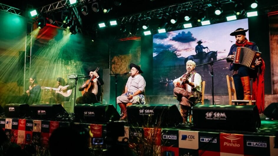 músicos tradicionalistas em cima do palco