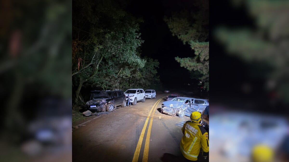 Carro invade pista contrária, bate de frente e causa acidente com morte em SC