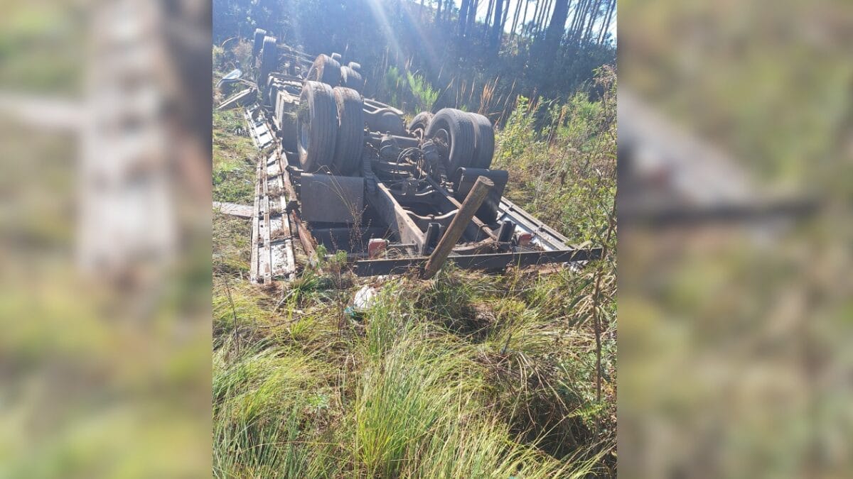 Caminhoneiro morre e passageiro fica ferido após caminhão tombar em SC