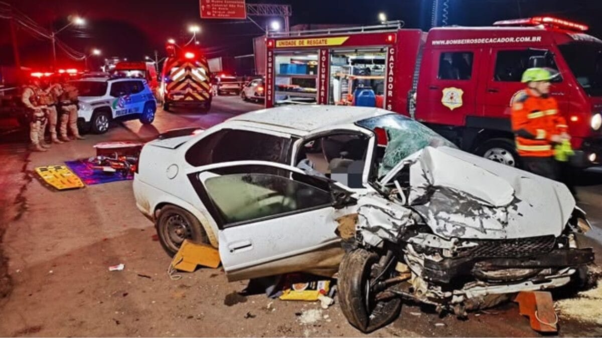 Acidente entre dois carros deixa uma mulher morta e cinco feridos em SC