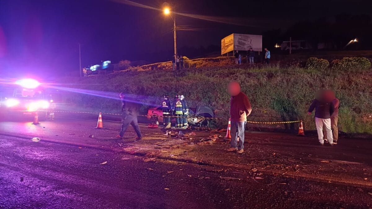 Jovem de 25 anos morre após carro ficar destruído em colisão com carreta na BR-153