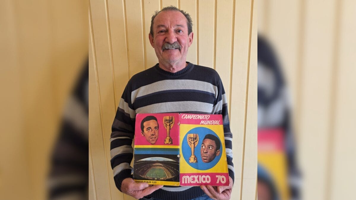 Morador com álbum da Copa do Mundo de 1970