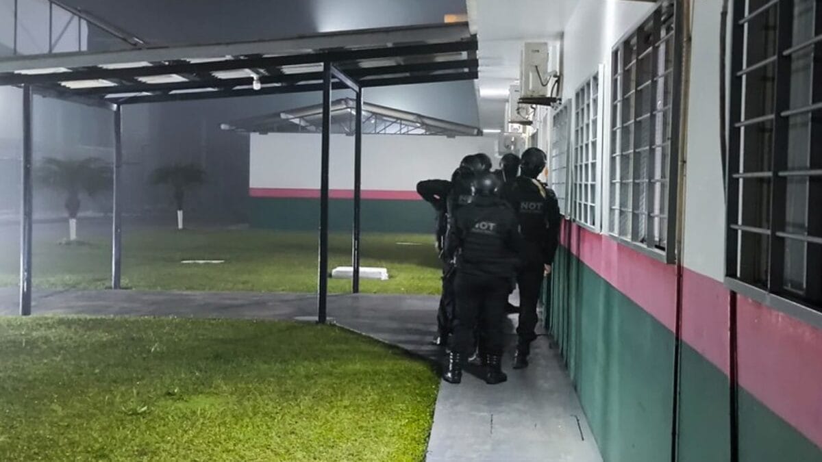 Opera&ccedil;&atilde;o contra fac&ccedil;&atilde;o investiga comunica&ccedil;&atilde;o entre presos e criminosos soltos em SC