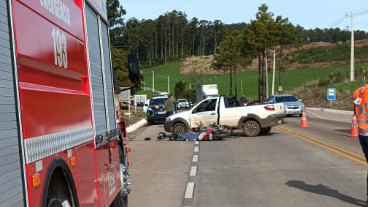 Acidente entre carro e moto deixa uma mulher morta e outra ferida na BR-163 em SC