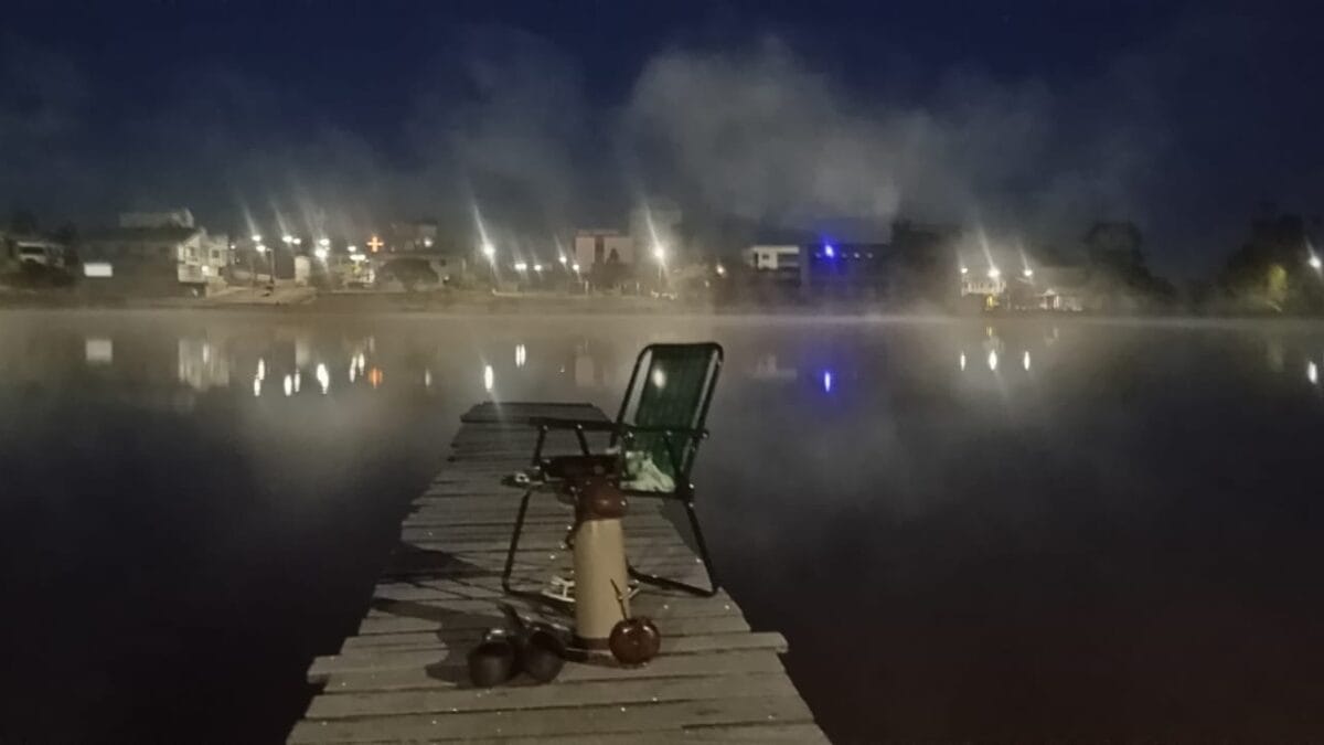 Frio em SC: comandante dos bombeiros desafia term&ocirc;metros e mergulha em lago a -1&deg;C