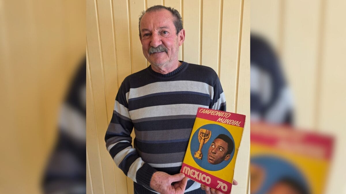 Morador com &aacute;lbum da Copa do Mundo de 1970