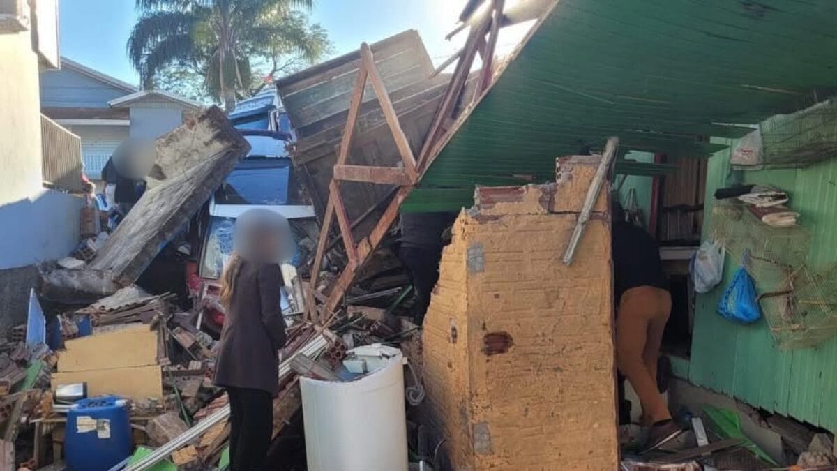 Caminh&atilde;o sem freio desce ladeira e destr&oacute;i casa com crian&ccedil;as em SC