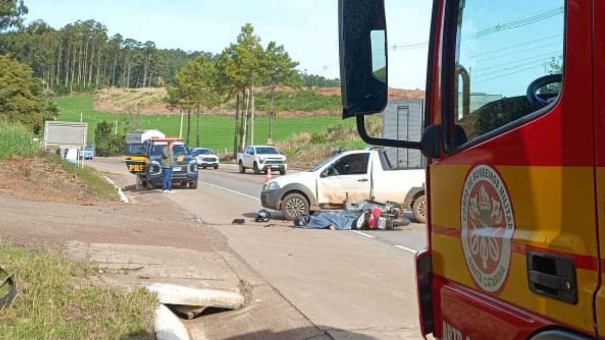 Acidente entre carro e moto deixa uma mulher morta e outra ferida na BR-163 em SC