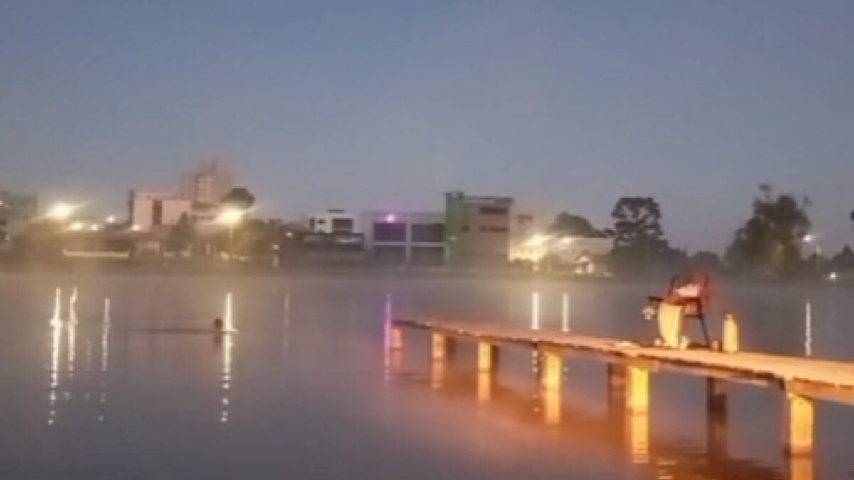 Frio em SC: comandante dos bombeiros desafia term&ocirc;metros e mergulha em lago a -1&deg;C