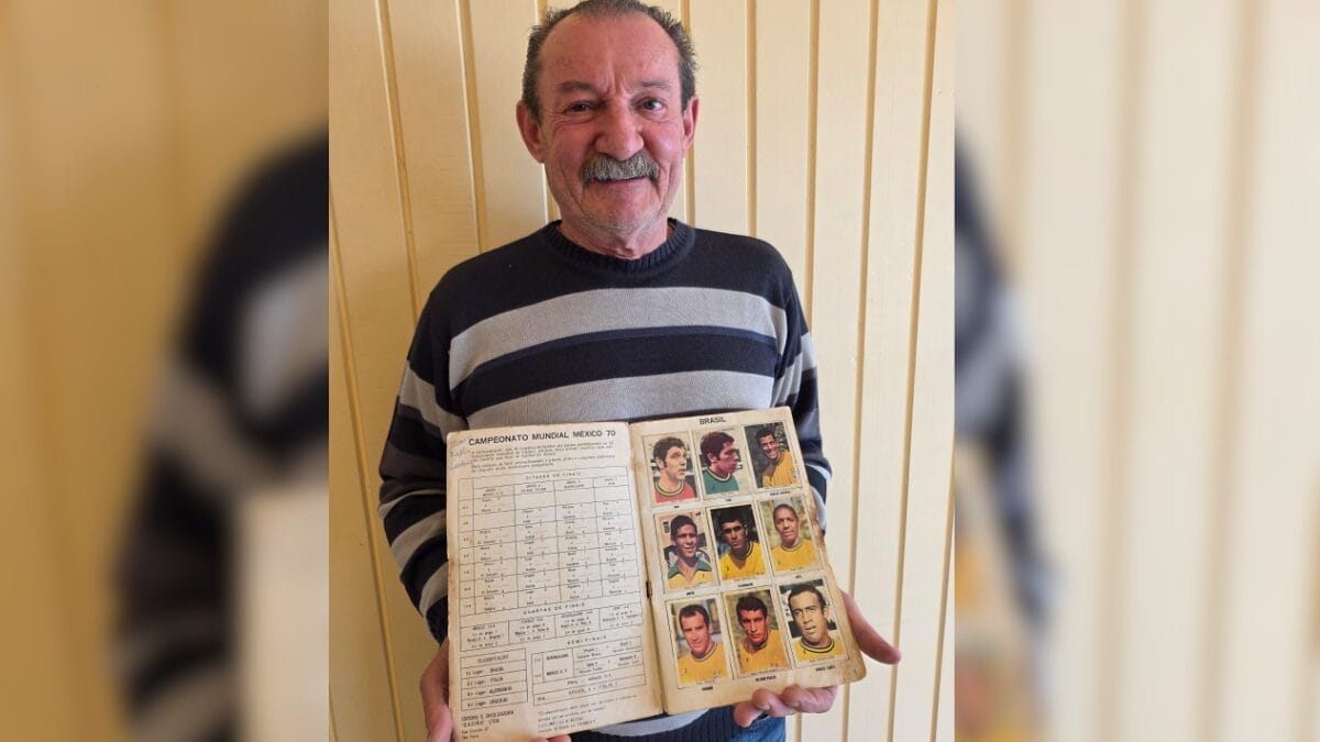 Morador com &aacute;lbum da Copa do Mundo de 1970
