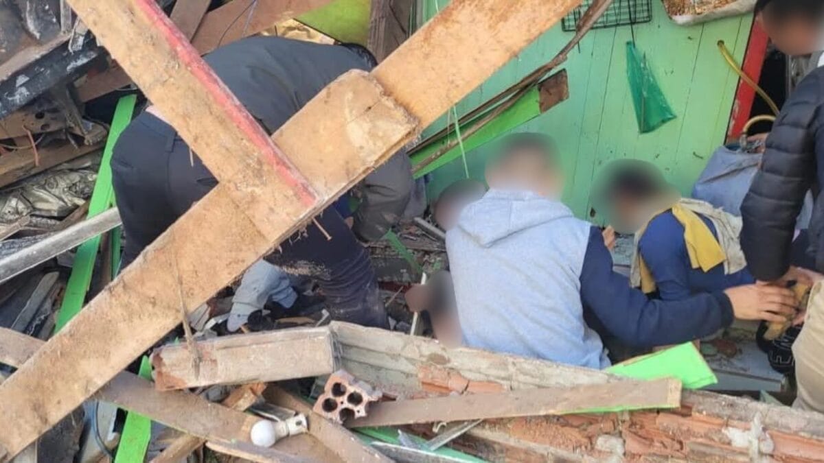 Caminh&atilde;o sem freio desce ladeira e destr&oacute;i casa com crian&ccedil;as em SC