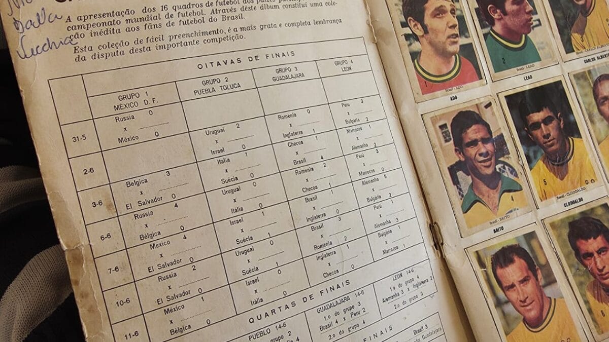 Morador com &aacute;lbum da Copa do Mundo de 1970