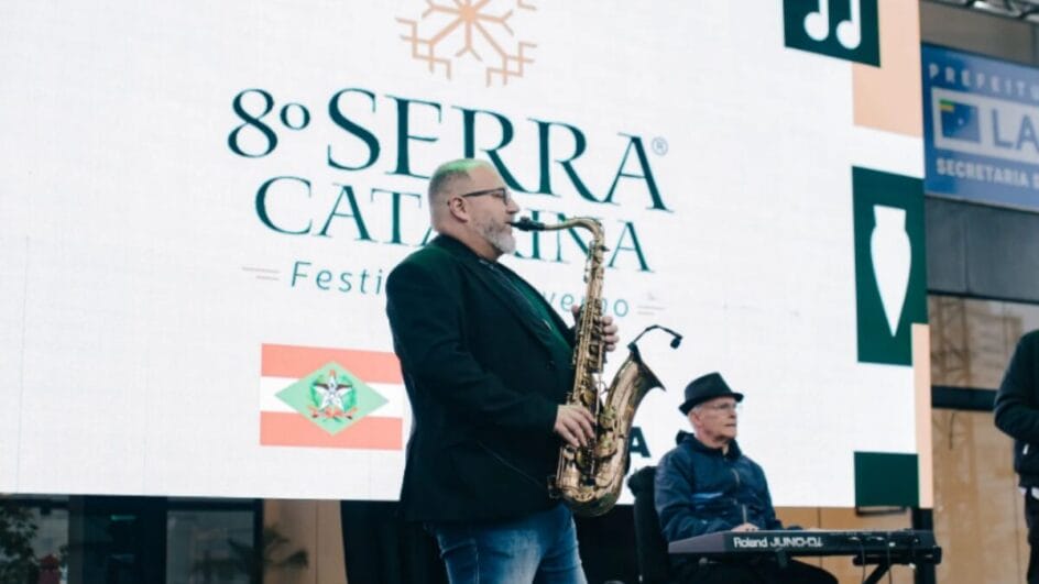 homem tocando saxofone
