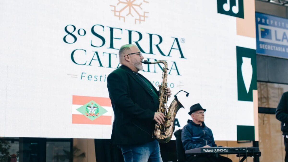 homem tocando saxofone