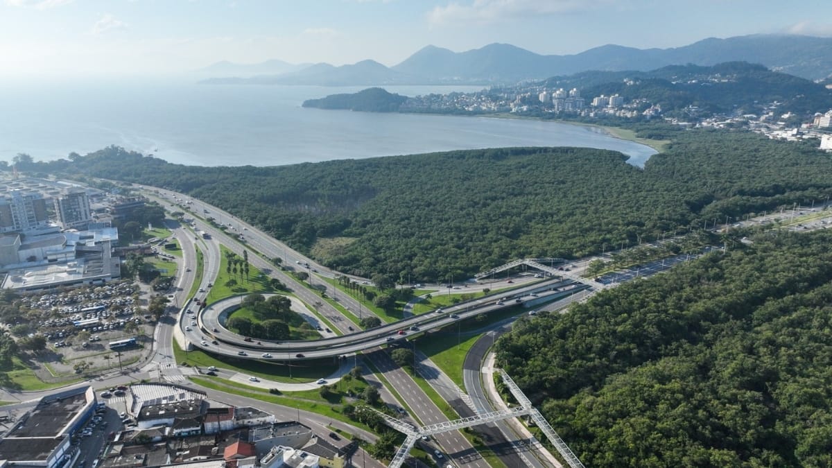 A ampliação das faixas promete desafogar o trânsito na região