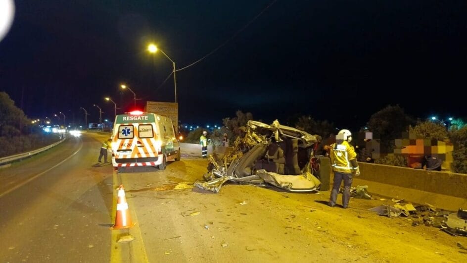 carro destruído e ambulância de resgate na BR-116