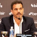Vasco faz proposta por promessa do futebol sul-americano e monitora situação de centroavante capitão de seleção da Copa do Mundo