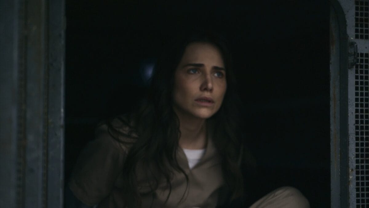 Adriana chega ao presídio em Quem Ama Cuida