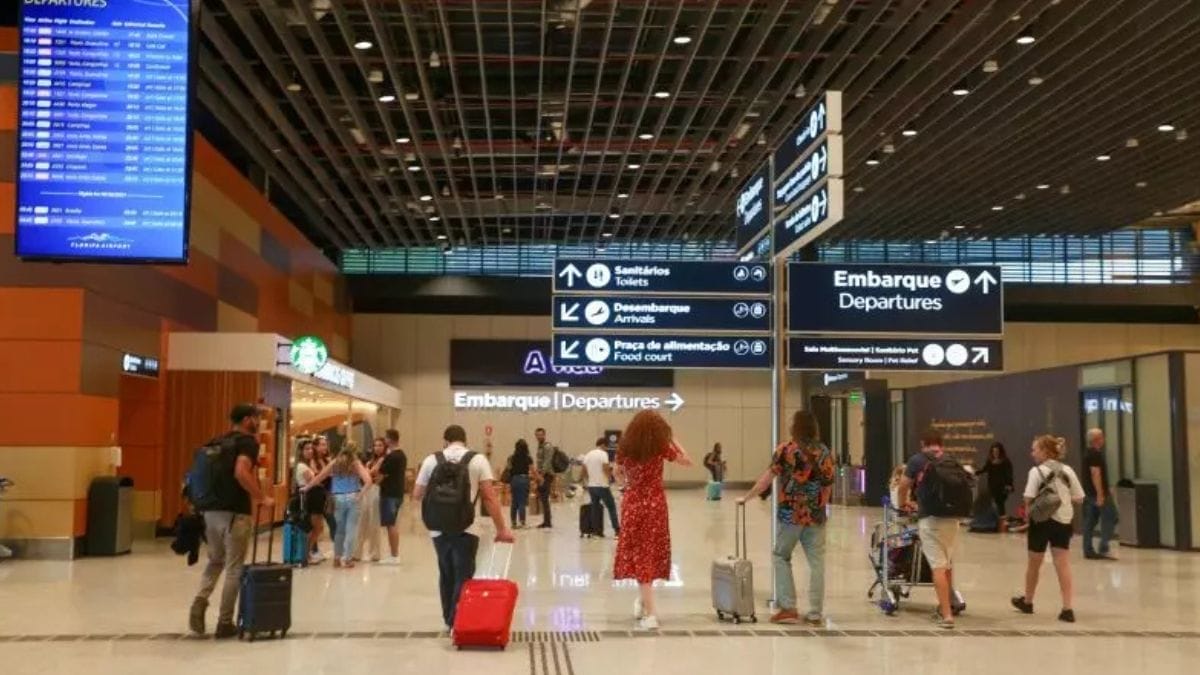 Imagem mostra passageiros no saguão do Aeroporto de Florianópolis