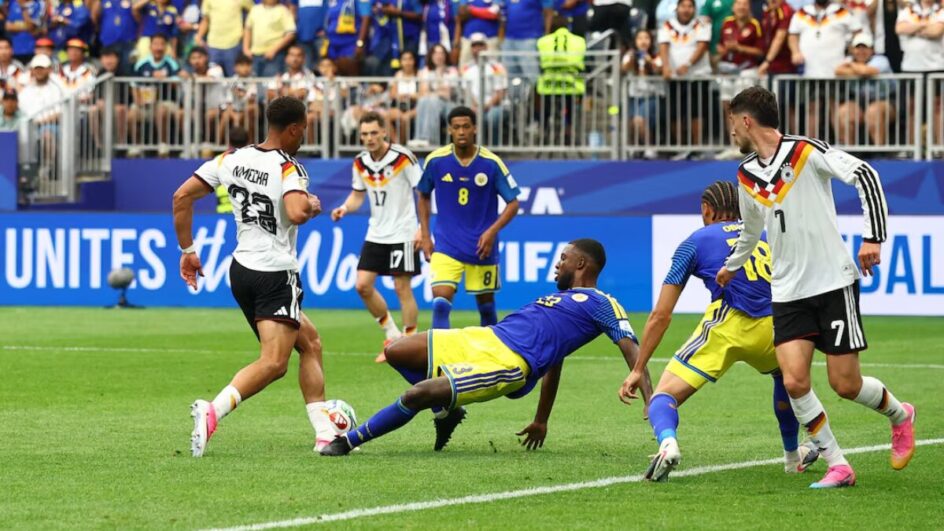 Alemanha x Curaçao - Estádio de Houston, Houston, Texas, EUA - 14 de junho de 2026. Riechedly Bazoer, de Curaçao, comete falta em Felix Nmecha, da Alemanha, resultando em pênalti.