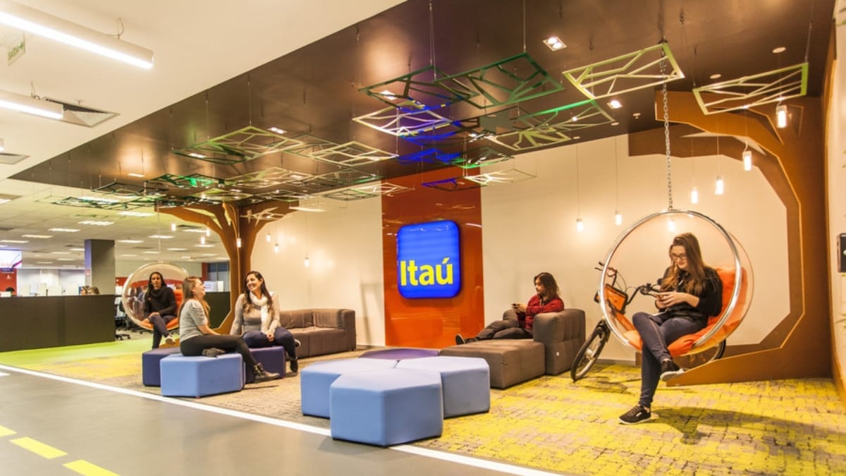 Ambiente presencial do Itaú (Foto Divulgação, Itaú via Linkedin)