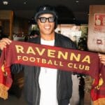Ronaldinho desembarca para apresentação oficial como jogador de novo clube aos 46 anos