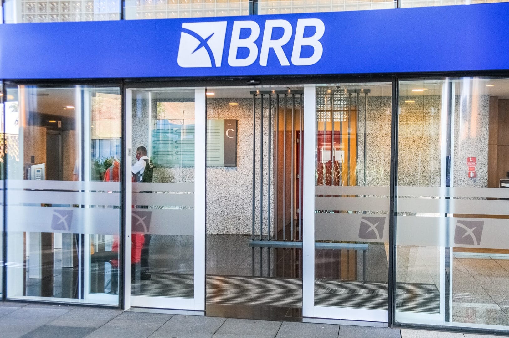 Foto mostra uma agência do BRB, em Brasília, com portas abertas