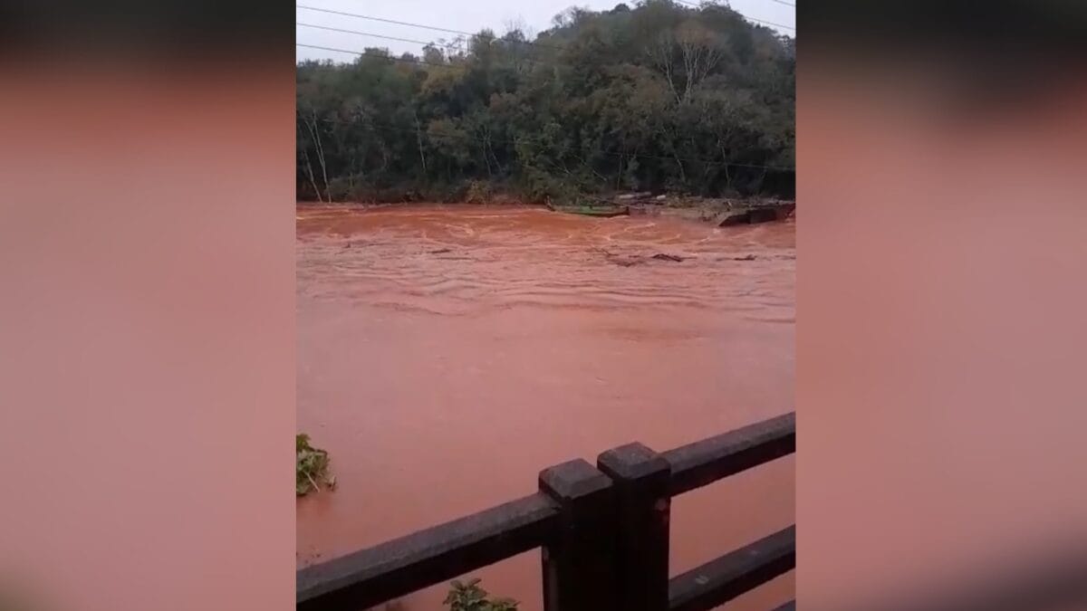 Balsa arrastada por correnteza cruza divisa e mobiliza equipes na fronteira de SC com o RS