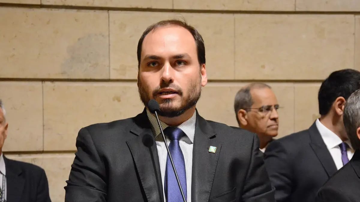 Carlos Bolsonaro responde críticas sobre ele concorrer ao Senado pelo PL catarinense