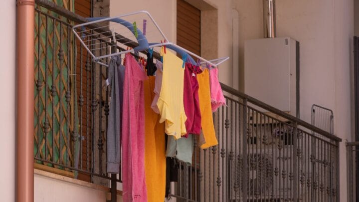 Cidade multa moradores que colocarem varal na sacada ou acumularem objetos na varanda