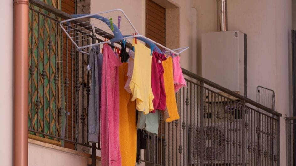 Cidade multa moradores que colocarem varal na sacada ou acumularem objetos na varanda