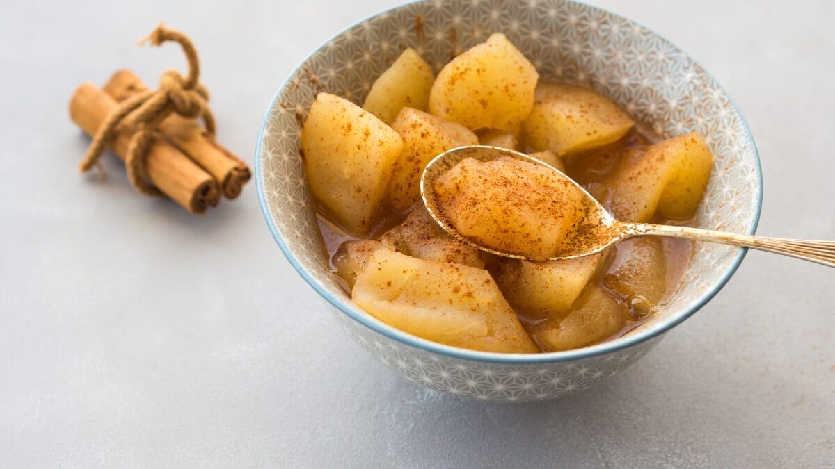 Como a ma&ccedil;&atilde; cozida deixou de ser receita de v&oacute; e virou um superalimento para o intestino